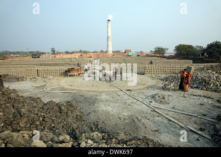 Brickfield dans Sarberia, dans l'ouest du Bengale, en Inde. Banque D'Images