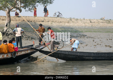 Bateau en bois traverse le Gange, 19 janvier 2009 à Gosaba, Bengale occidental, Inde Banque D'Images