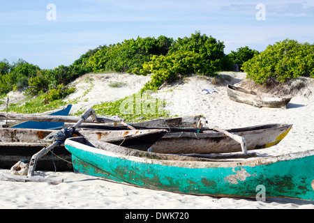 Canoës traditionnels faits à la main à partir d'un des pêcheurs locaux à gauche sur la plage de l'Île Rolas. Quirimbas, au Mozambique. Banque D'Images