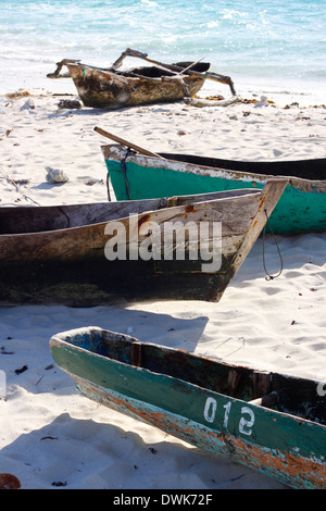 Canoës traditionnels faits à la main à partir d'un des pêcheurs locaux à gauche sur la plage de l'Île Rolas. Quirimbas, au Mozambique. Banque D'Images