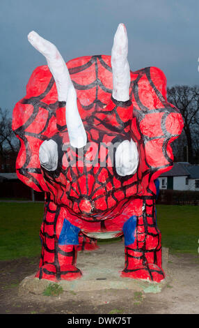 Milton Keynes, Bucks, au Royaume-Uni. 10 mars 2014. Le pont a eu des dinosaures Peartree un superhero makeover après avoir été peintes pour ressembler à Spiderman le 9 mars 2014 ce n'est pas la première fois sa a un multi-couleur makeover Photo de Brian Jordan/Alamy Live News Banque D'Images