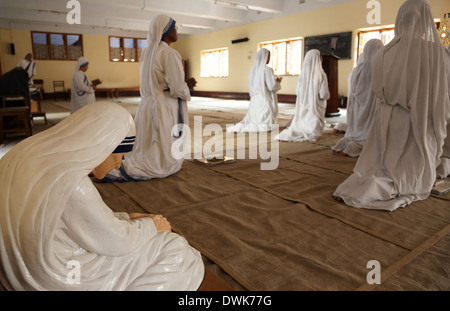 Les sœurs de Mère Teresa Missionnaires de la charité dans la prière dans la chapelle de la maison mère, Kolkata, Inde Banque D'Images