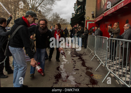 Paris, France, Groupe de militants européens, Act Up Paris, avoir manifesté à Mouli-n Rouge, contre Anti-Prostitution réunion par les groupes féministes, les manifestants Pouring Fake Blood on Sidewalk Banque D'Images