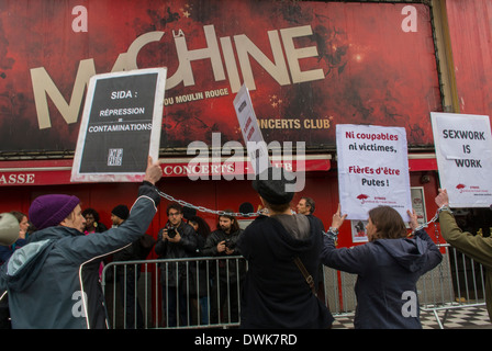 Paris, France, Groupe de militants européens, Act Up Paris, pour protester contre "ou-lin Rouge' Theatre, à l'encontre de l'intérieur Réunion Anti-Prostitution, étant détenu par les groupes féministes traditionaliste Banque D'Images
