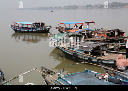 Bateaux de rivière en attente pour les passagers sur le quai le 14 février 2014 à Kolkata, Inde Banque D'Images