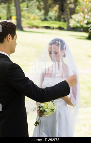 Marié à propos de lever voile de mariée Banque D'Images
