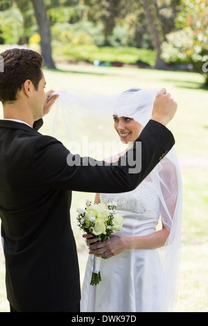 Marié aimant levée voile de mariée Banque D'Images