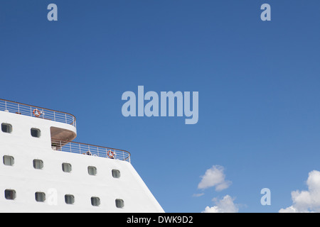 La partie arrière de la plate-formes d'un P&O cruiseship photographié contre un ciel bleu Banque D'Images