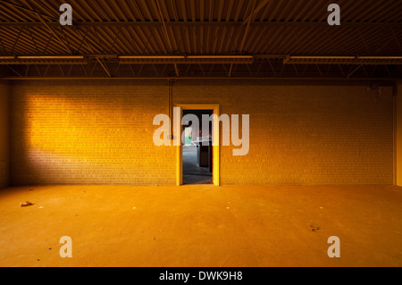 Une salle vide avec la lumière du soleil chaude à l'intérieur d'une église abandonnée à Oakville, Ontario, Canada. Banque D'Images