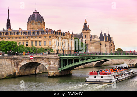 Seine et bateau-mouche à Paris, France Banque D'Images