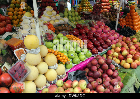 Asian farmer's vente de fruits frais, Kolkata, Inde Banque D'Images