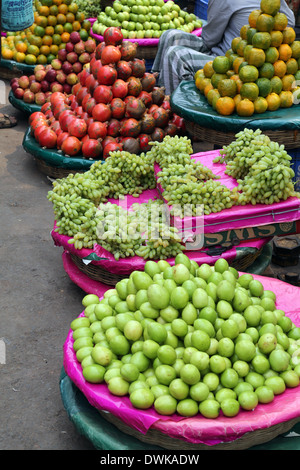 Asian farmer's vente de fruits frais, Kolkata, Inde Banque D'Images