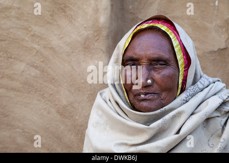 Bharatpur, Rajasthan, Inde. Rajasthani vieille femme enveloppée dans son foulard. Banque D'Images