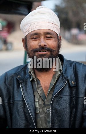 Bharatpur, Rajasthan, Inde. Siru Singh, un Sikh conducteur de pousse-pousse. Banque D'Images