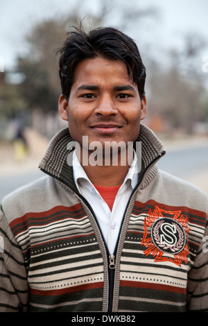 Bharatpur, Rajasthan, Inde. Jeune homme du Rajasthan Banque D'Images