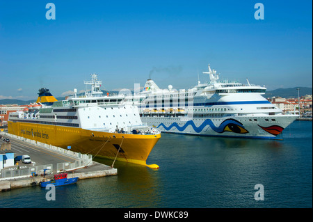 Ferry et bateau de croisière Banque D'Images