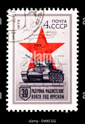 Timbre-poste de l'Union soviétique (URSS) représentant un réservoir, étoile rouge et une carte de la bataille de Koursk. Banque D'Images