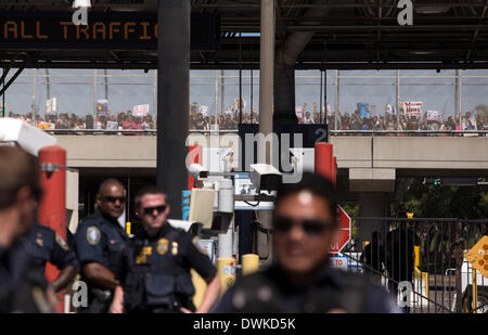 Tijuana, au Mexique. 10 Mar, 2014. Manifestants sur la partie mexicaine soutenir les jeunes immigrants qui font partie d'un groupe appelé 'dalésoirs' alors qu'ils traversent vers américains à la frontière à Tijuana Otay, au nord-ouest du Mexique, le 10 mars 2014. Environ 30 personnes organisée par l'association américaine Dreamactivist ont traversé la frontière vers les États-Unis demandent l'asile politique le lundi. Guillermo Arias/Xinhua/Alamy Live News Banque D'Images