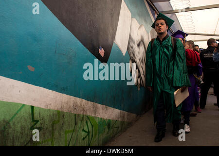 Tijuana, au Mexique. 10 Mar, 2014. Les jeunes immigrants qui font partie d'un groupe appelé "Croix des alésoirs vers américains à la frontière à Tijuana Otay, au nord-ouest du Mexique, le 10 mars 2014. Environ 30 personnes organisée par l'association américaine Dreamactivist ont traversé la frontière vers les États-Unis demandent l'asile politique le lundi. Guillermo Arias/Xinhua/Alamy Live News Banque D'Images