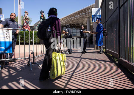 Tijuana, au Mexique. 10 Mar, 2014. Les jeunes immigrants qui font partie d'un groupe appelé "Croix des alésoirs vers américains à la frontière à Tijuana Otay, au nord-ouest du Mexique, le 10 mars 2014. Environ 30 personnes organisée par l'association américaine Dreamactivist ont traversé la frontière vers les États-Unis demandent l'asile politique le lundi. Guillermo Arias/Xinhua/Alamy Live News Banque D'Images