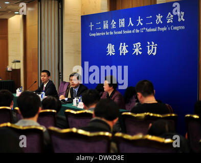 (140311) -- BEIJING, 11 mars 2014 (Xinhua) -- Gong Ke (C, arrière) et Shen (Qifang R, arrière), les députés à l'Assemblée populaire nationale (APN), donnent une conférence de presse pour la deuxième session de la 12e Assemblée populaire nationale sur la réforme de l'éducation à Beijing, capitale de Chine, le 11 mars 2014. (Xinhua/Xiao Yijiu) (zkr) Banque D'Images