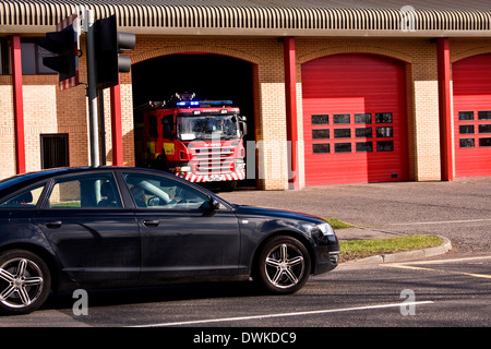 Service d'incendie et de sauvetage écossais chariot laissant la station des pompiers répondant à un appel d'urgence 999 à Dundee, Royaume-Uni Banque D'Images