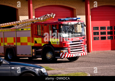 Service d'incendie et de sauvetage écossais chariot laissant la station des pompiers répondant à un appel d'urgence 999 à Dundee, Royaume-Uni Banque D'Images