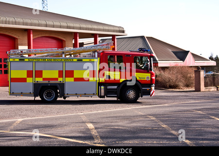 Service d'incendie et de sauvetage écossais chariot laissant la station des pompiers répondant à un appel d'urgence 999 à Dundee, Royaume-Uni Banque D'Images