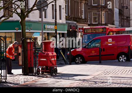 Royal Mail employé des Postes la collecte des lettres de deux boîtes dans le centre de Dundee, Royaume-Uni Banque D'Images