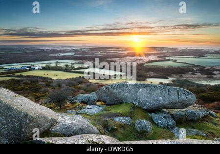 Un lever du soleil à mars Helman Tor à Cornwall Banque D'Images