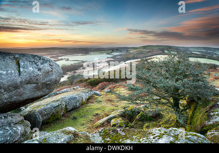 Un lever du soleil à mars Helman Tor à Cornwall Banque D'Images