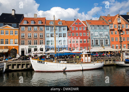 Bateau amarré dans l'historique quartier de Nyhavn de Copenhague Banque D'Images