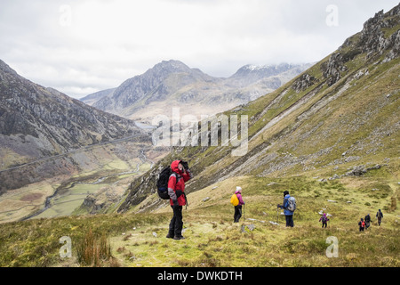 Les marcheurs qui traversent la montagne au-dessus de Goch Foel autour de Nant Ffrancon Valley dans le parc national de Snowdonia, le Nord du Pays de Galles, Royaume-Uni, Angleterre Banque D'Images