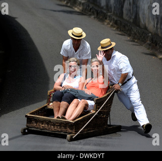 Madère Portugal Monte,un peuple heureux profiter de la luge en bas de la colline pour Funchal Banque D'Images