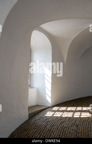 Les ombres dures à travers la vitre d'Arches Banque D'Images