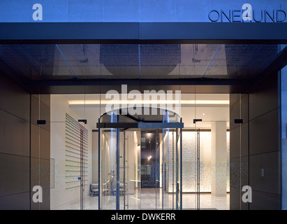 Une centaine de New Oxford Street, Londres, Royaume-Uni. Architecte : Morey Smith, 2013. Crépuscule à la vue à la réception. Banque D'Images