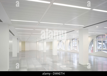 Une centaine de New Oxford Street, Londres, Royaume-Uni. Architecte : Morey Smith, 2013. Vue de l'intérieur de la plaque de plancher typique. Banque D'Images