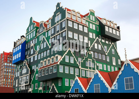 L'Inntel hotel, un nouveau bâtiment de la fusion de la style traditionnel néerlandais dans le district d'Amsterdam Zandaam qui se trouve elle-même Banque D'Images