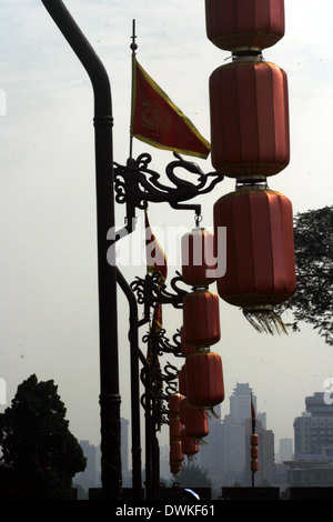 Le centre-ville de Xian, donnant sur les remparts de la ville - Lanternes et d'un drapeau Banque D'Images