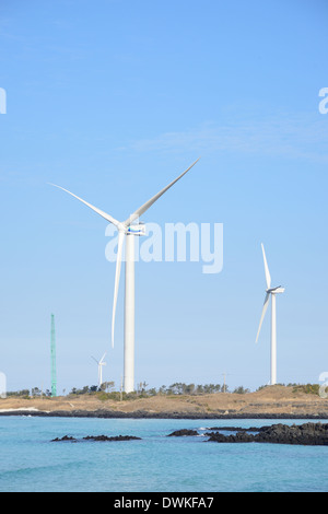 Les générateurs d'énergie éolienne en mer, l'île de Jeju Banque D'Images