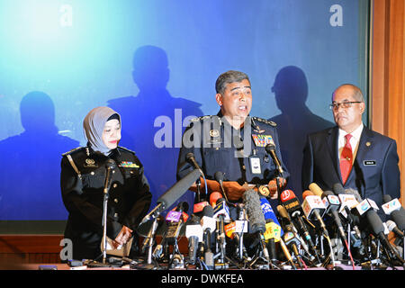 Kuala Lumpur, Malaisie. Mar 11, 2013. Tan Sri Khalid Abu Bakar (centre) le nouveau Inspecteur Général de la Police (IGP) répondre aux questions pendant la conférence de presse sur le quatrième jour de la Malaysia Airlines disparu MH370, avion à Sepang, à l'extérieur de Kuala Lumpur, Malaisie, samedi 11 mars, 2014. L'opération de recherche de l'absence de Malaysia Airlines MH370 qui a impliqué 34 avions et 40 navires de plusieurs pays couvrant un rayon de 50 milles marins du point l'avion a disparu des écrans radars entre la Malaisie et le Vietnam continue après sa disparition depuis le samedi. Banque D'Images