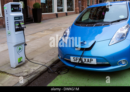 La voiture électrique d'être rechargée à partir d'un point de recharge, le centre-ville de Glasgow, Écosse, Royaume-Uni, Grande Bretagne Banque D'Images
