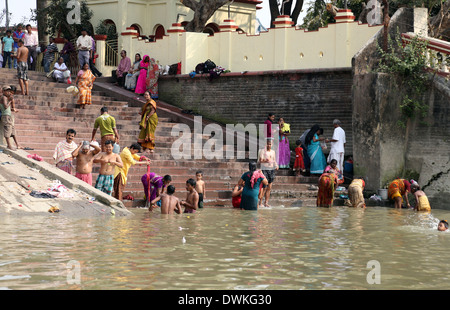 Rituel du matin sur la rivière Hoogly(Gange) dans le ghat près du Temple de Dakshineswar Kali, Kolkata, West Bengal, India Banque D'Images