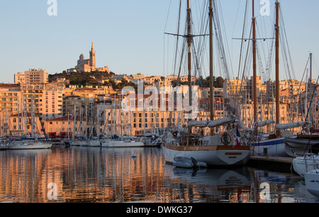 Le port de Marseille en fin d'après-midi du soleil. Banque D'Images