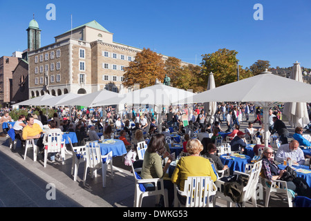 Restaurant et café de la rue à Konigstrasse, Stuttgart, Baden Wurtemberg, Allemagne, Europe Banque D'Images