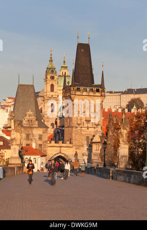 Le Pont Charles et la Tour du pont de Malá Strana, dans la lumière du matin, Site du patrimoine mondial de l'UNESCO, Prague, la Bohême, République Tchèque Banque D'Images