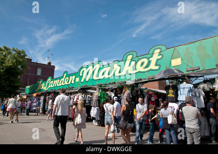 Les touristes et les acheteurs au marché de Camden Town, Londres, Angleterre, Royaume-Uni, Europe Banque D'Images