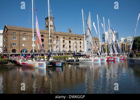 37 bateaux de course amarré au quai St. Katharine, Londres, Angleterre, Royaume-Uni, Europe Banque D'Images