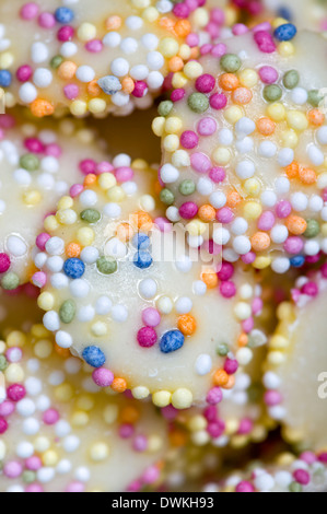 Boutons de couleur chocolat blanc avec des paillettes ou des centaines et des milliers Banque D'Images