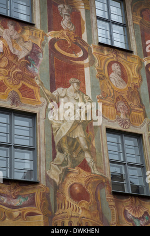Murales sur l'Ancien hôtel de ville (Altes Rathaus), re-construit en 1467, peint par Johann Anwandar autour de 1756, Bamberg, Bavière, Allemagne Banque D'Images